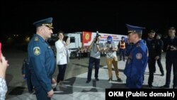 Орусиянын министри Александр Куренков Кыргызстандан гуманитардык жардам ташып барган топту тосуп алып жаткан учуру. 