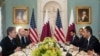 آنتونی بلینکن (چپ) وزیر خارجه آمریکا در دیدار با همتای قطری خود، محمد بن عبدالرحمان آل ثانی