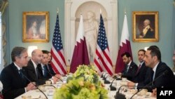 آنتونی بلینکن (چپ) وزیر خارجه آمریکا در دیدار با همتای قطری خود، محمد بن عبدالرحمان آل ثانی