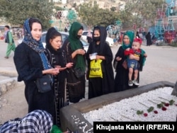 اعضای جنبش زنان مقتدر افغانستان درکنار مقبرهٔ حورا سادات یوتیوبر افغان که به تازه گی در کابل به طور مرموزی به قتل رسید