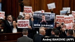 Протест опозиційних депутатів проти ймовірних порушень на виборах під час першого засідання Національної асамблеї в Белграді, 6 лютого 2024 року