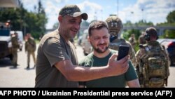 Predsednik Ukrajine Volodimir Zelenski sa vojnicima tokom posete regionu Donjecka 29. jula 223. 