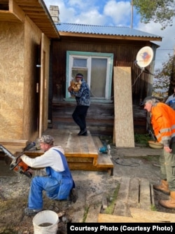 Веранда дома Александра Ивановича после ремонта, который сделали местные жители