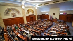 Kryeministri i Qeverisë teknike të Maqedonisë së Veriut, Talat Xhaferi, ia ka dorëzuar Kuvendit kërkesën për shkarkimin e dy ministrave. 