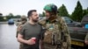 Український солдат розмовляє із президентом України Володимиром Зеленським на Донбасі. 26 червня 2023 року