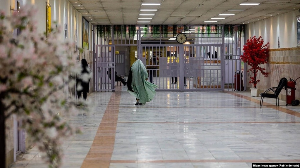 عکس مربوط به فضای داخلی یکی از زندان‌های زنان در ایران است.