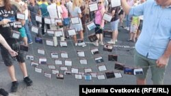 Učesnici protesta napravili su "botovsku mrežu", kao odgovor na spisak više od 14. 000 naloga na društvenim mrežama koji navodno organizovano dele sadržaj sličan onom koji se deli preko zvaničnih kanala Srpske napredne stranke, Beograd, 15. jul 2023.