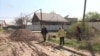 В селе под Алматы люди устали ждать внимания властей и сами решили построить дорогу 
