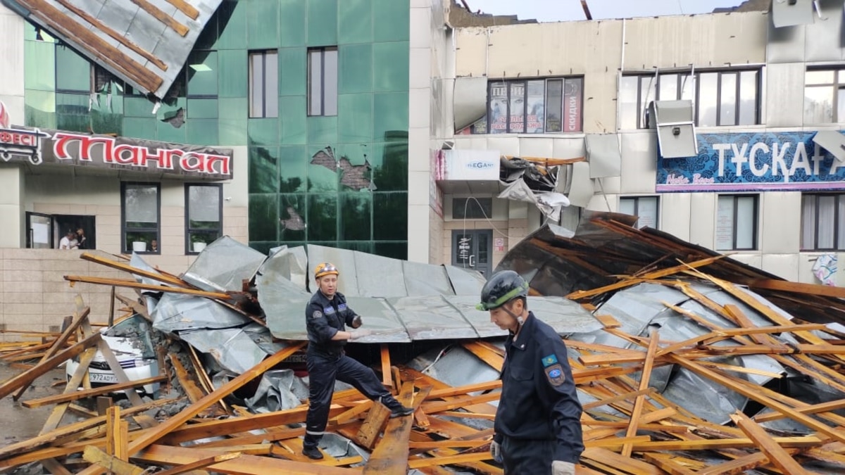 В Павлодаре из-за непогоды сорвало кровлю торгового дома. Сообщается о двух  пострадавших