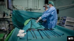 Orvosok háromdimenziós laparoszkópos műtétet végeznek a Pécsi Tudományegyetem Urológiai Klinikáján 2016. január 15-én (képünk illusztráció)