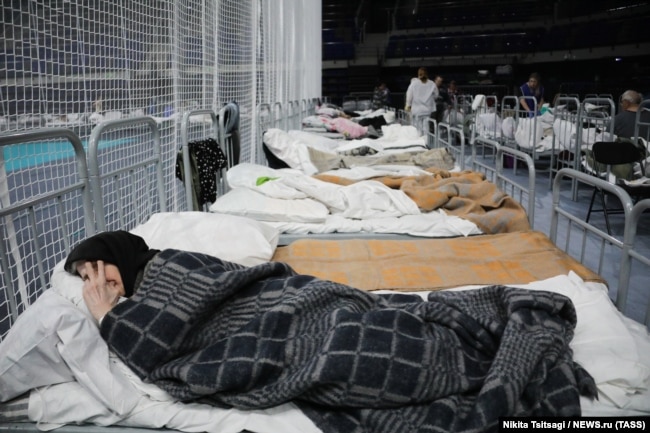 I residenti di Shebekino si rifugiano in una struttura ricettiva temporanea nella Belgorod Arena.