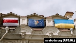 Бел-чырвона-белы сьцяг і ўкраінскі сьцяг у Вільні каля Катэдральнай плошчы
