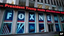 Naslovna vijest o tadašnjem predsjedniku Donaldu Trumpu ispred studija TV kuće Fox Newsa u New Yorku, novembar 2018.