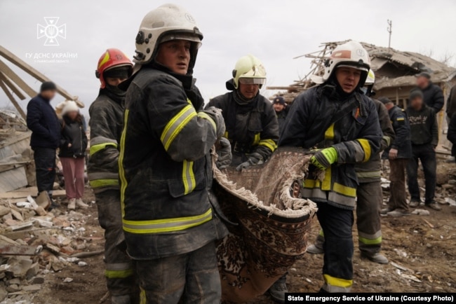 Рятувальники знайшли тіло загиблої людини під завалами приватного будинку у Злочівському районі Львівщини. Україна, 9 березня 2023 року