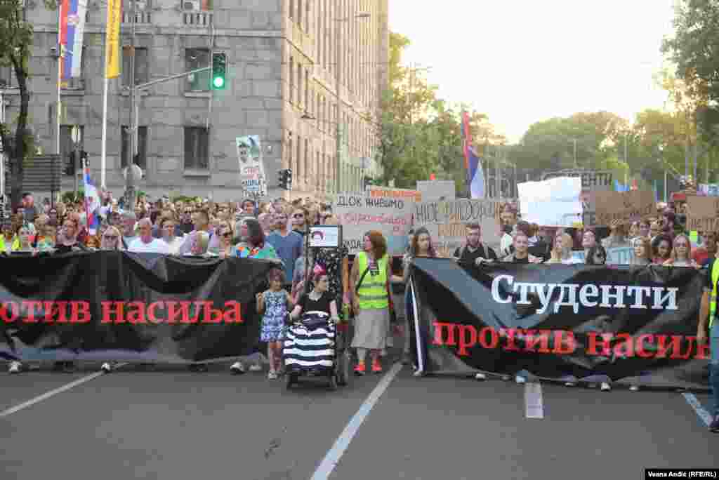 Protestu u Beogradu 8. jula se, kao i na prethodnim protestima, priključio deo studenata.