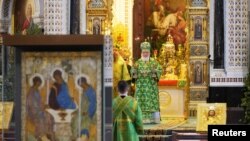 Ruski patrijarh Kiril predvodi liturgiju za praznik Svete Trojice, sa ikonom "Trojstvo" u prvom planu, Moskva, 4. jun 2023.