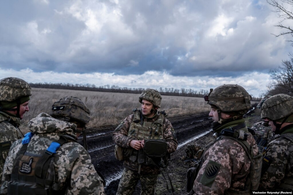 Soldati ucraini vicino a Maryinka il 26 dicembre. "A quest'ora, le nostre truppe sono ancora nelle aree settentrionali", ha detto il generale Valeriy Zaluzhniy, il massimo comandante militare dell'Ucraina.  "Le nostre truppe avevano approntato una linea difensiva fuori da questa località, ma posso dire che questa località non esiste più."