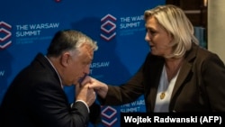 Orbán Viktor miniszterelnök üdvözli Marine Le Pent, a francia Nemzeti Tömörülés vezetőjét Varsóban 2021. december 4-én