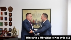 Ejup Maqedonci (majtas) duke e pranuar detyrën si ministër i Mbrojtjes nga tashmë ish-ministri Armend Mehaj (djathtas), Prishtinë, 8 gusht 2023.