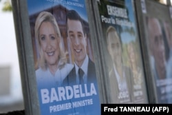 Kjo fotografi tregon një poster të fushatës elektorale të partisë franceze të ekstremit të djathtë Tubimi Kombëtar në Callac, Francë, 27 qershor 2024.