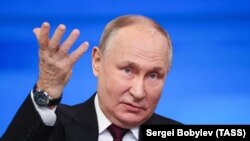 Рускиот претседател Владимир Путин зборува на годишна прес-конференција во Москва што се емитува на телевизија во живо