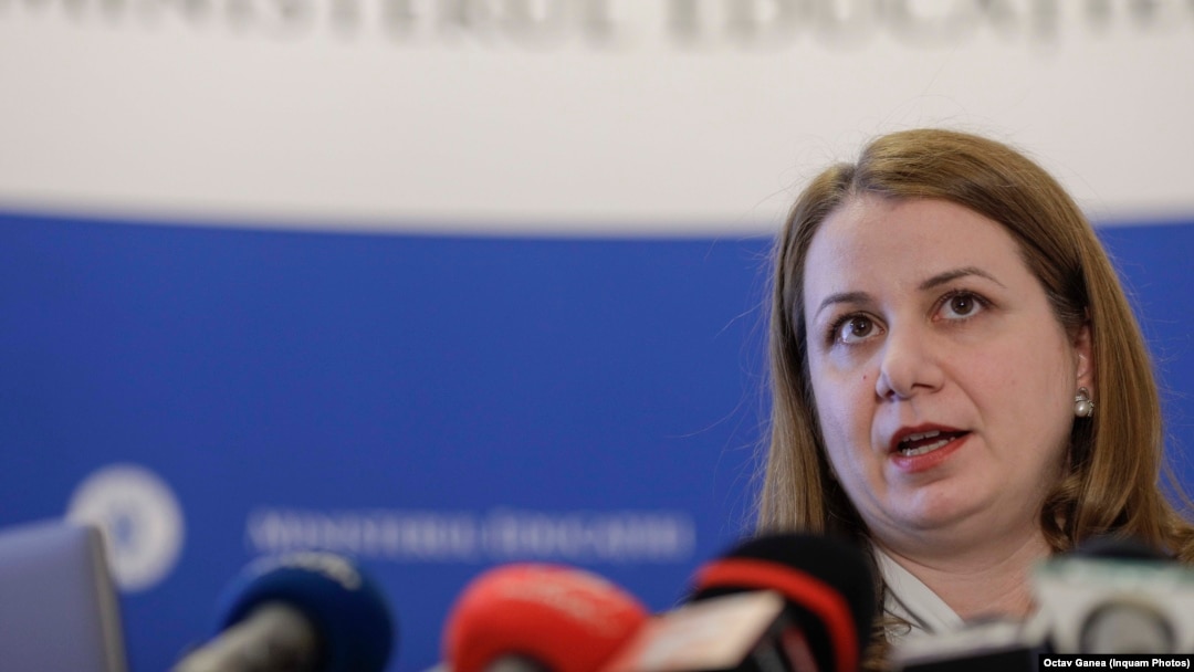 Ministrul Educației, Ligia Deca, evită deocamdată prelungirea cursurilor, deși mai sunt doar 5 zile până la vacanță, iar cei mai mulți elevi nu au încheiate mediile la majoritatea materiilor.