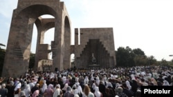 Armenia - Worshippers attend a prayer service in support of Armenians of Nagorno-Karabakh, Echmiadzin, October 1, 2023.