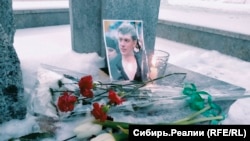 Стихийный мемориал у памятника жертвам политических репрессий, Томск, 27 февраля 2023 года