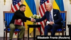 Украина президенті Владимир Зеленский (сол жақта) мен АҚШ президенті Джо Байден.
