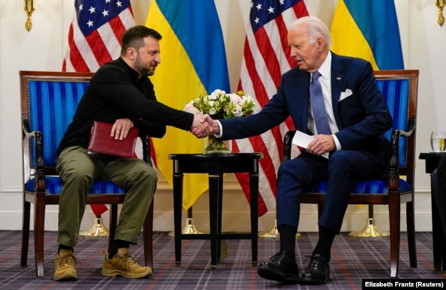 Presidenti ukrainas, Volodymyr Zelensky, dhe presidenti amerikan, Joe Biden, gjatë një takimi në Paris, më 7 qershor.