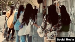 Disa gra duke ecur në rrugët e Iranit, pa shami në kokë, si shenjë kundërshtimit ndaj urdhrit për hixhab.