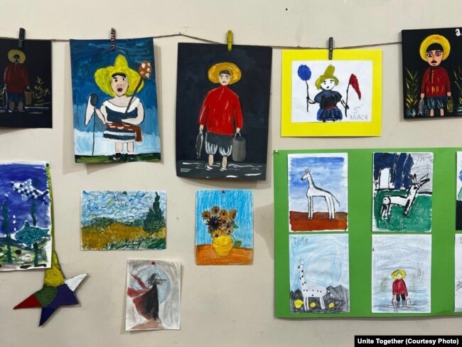 Pikturat e realizuara nga fëmijët ukrainas të ekspozuara në Tbilisi.
