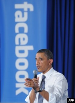 АКШнын 44-президенти Барак Обама "Фейсбук" компаниясынын баш кеңсесинде сүйлөп жатат. 20-апрель, 2011-жыл.