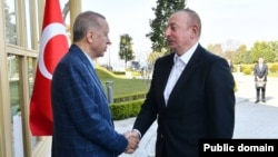 Türkiýäniň prezidenti Rejep Taýyp Erdogan (çepde) özüniň azerbaýjanly kärdeşi Ylham Alyýew bilen (arhiw suraty)