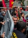 Članovi sindikata se svađaju sa turskim policajcima dok marširaju tokom proslave Praznika rada u Istanbulu, Turska, u srijedu, 1. maja 2024. 