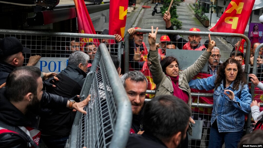 Membri de sindicat se luptă cu ofițeri de poliție turci în timp ce mărșăluiesc în timpul sărbătorilor de Ziua Muncii în Istanbul, Turcia, miercuri, 1 mai 2024.
