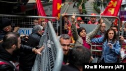 Членовите на синдикатот се препукуваат со турските полицајци додека маршираат за време на прославите на Денот на трудот во Истанбул, Турција, среда, 1 мај 2024 година.