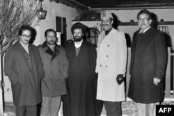 ابوالحسن بنی‌صدر همراه احمد خمینی و داریوش فروهر در روزهای منتهی به انقلاب سال ۵۷ در نوفل‌لوشاتو