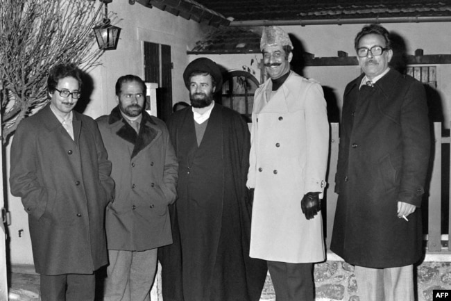 ابوالحسن بنی‌صدر همراه احمد خمینی و داریوش فروهر در روزهای منتهی به انقلاب سال ۵۷ در نوفل‌لوشاتو