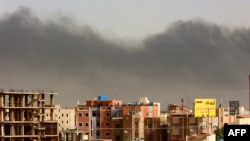 Dim se diže iznad stambenih zgrada u Kartumu 16. aprila 2023. dok traju borbe u Sudanu. 