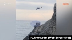 Гелікоптер під час пошукової операції з порятунку російських моряків на затонулому ВДК «Цезарь Куников». Лютий 2024 року