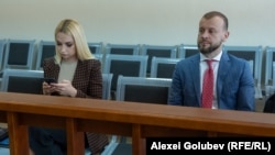 Deputata Marina Tauber și avocatul său Iulian Balan la una dintre ședințele de judecată în dosarul finanțării ilegale a Partidului Șor.