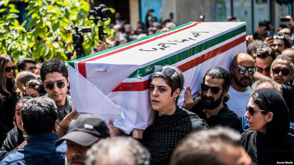 ماهور احمدی در مراسم خاکسپاری احمدرضا احمدی، زیر تابوت پدرش را گرفته بود