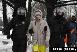 Tânăr reținut de forțele de ordine la Sankt Petersburg, 16 februarie.