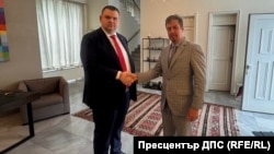  Съпредседателят на Движение за права и свободи Делян Пеевски дружно с посланика на Белгия Фредерик Мьорис 