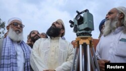 د پاکستان رويت هلال کمېټۍ غړي د مارچ پر ۲۲مه د میاشت لیدو پر مهال.