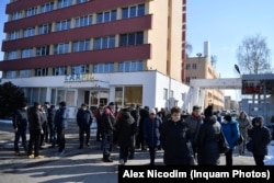 Proteste ale salariaților, legate de salarii și condițiile de muncă, au loc periodic în fabricile Romarm. Imagine de la un protest la fabrica de aruncătoare și bombe de la Carfil Brașov, din primăvara anului trecut.