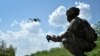 Ukrán katona drónt irányít a frontvonalon Zaporizzsja környékén 2023. augusztus 4-én