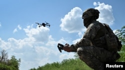 Ukrán katona drónt irányít a frontvonalon Zaporizzsja környékén 2023. augusztus 4-én