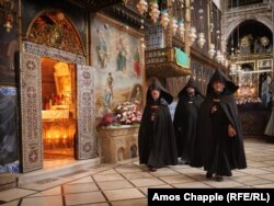 Քահանաները Երուսաղեմի հայկական թաղամասի Սուրբ Հակոբ տաճարում պատարագի ժամանակ, հունիսի 14